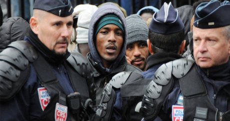 Fransız polisinden mültecilere insanlık dışı uygulama!