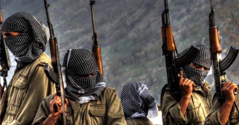 Teröristler askeri üs bölgesine saldırdı: Yaralılar var