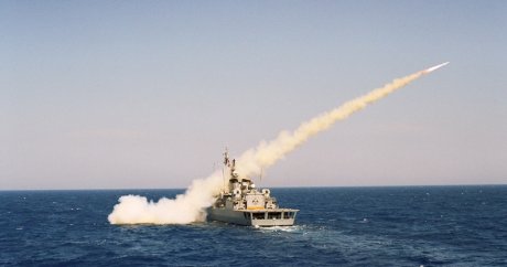 İran, donanma tatbikatında yeni nesil füzelerini denedi