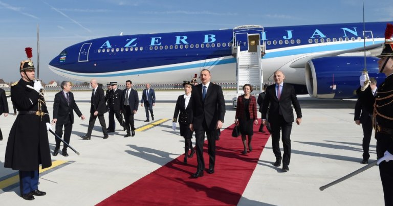 İlham Aliyev resmi ziyaret için Fransa’ya gitti