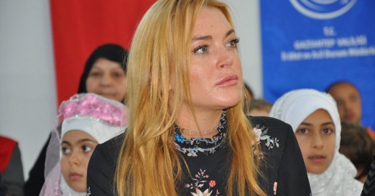 Lindsay Lohan yeni kreasyonunu başörtüsüyle duyurdu