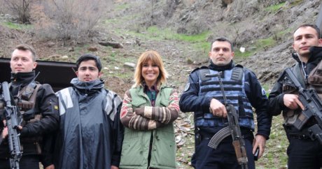 Gülben Ergen’den Hakkari dağlarında polislere sürpriz