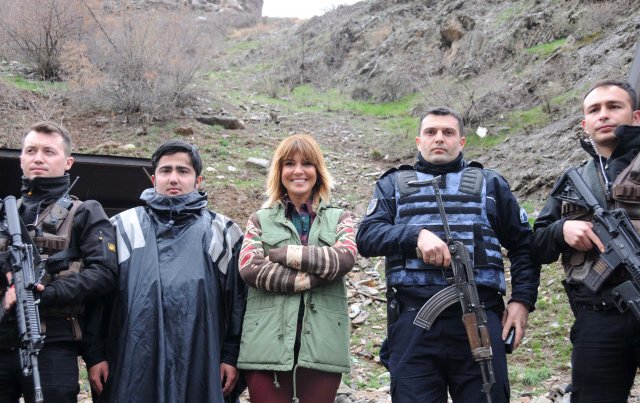 Gülben Ergen’den Hakkari dağlarında polislere sürpriz