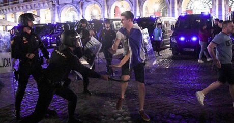 İspanyol polisi İngiliz taraftarları dövdü