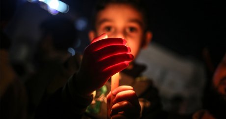 Gazze’de mumlu protesto