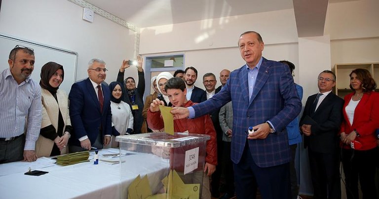 Erdoğan: Milletimiz tercihini yaparak geleceğe yürüyecektir
