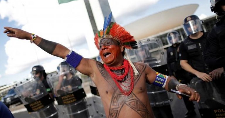Brezilya’da yerli kabile üyeleri polisle çatıştı – FOTOĞRAF