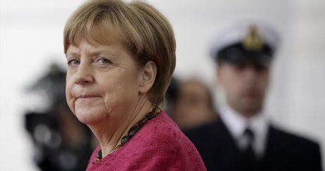 Merkel, iki liderin samimi pozunu fena kıskandı
