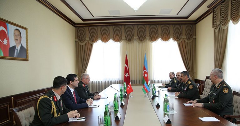 Azerbaycan ve Türkiye arasında askeri işbirliğinin perspektifleri ele alındı