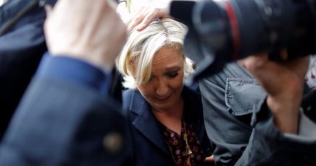 Le Pen’e yumurta şoku