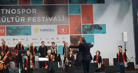 Ünlü sanatçı Etnospor Kültür Festivali konserinde orkestra yönetti