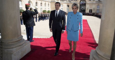 Fransa’nın First Lady’sine ödünç kıyafet