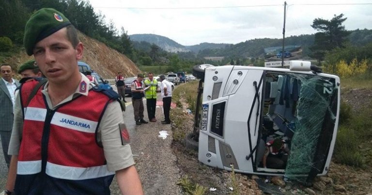 Rus turistleri taşıyan midibüs kaza yaptı: 2’si Türk 18 yaralı