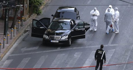 Yunanistan’ın eski Başbakanı Papadimos’a bombalı saldırı