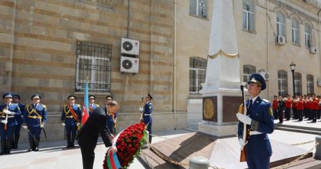 İlham Aliyev Halk Cumhuriyeti şerefine inşa edilmiş anıtı ziyaret etti