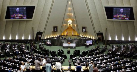 Son dakika! İran meclisinde silah sesleri