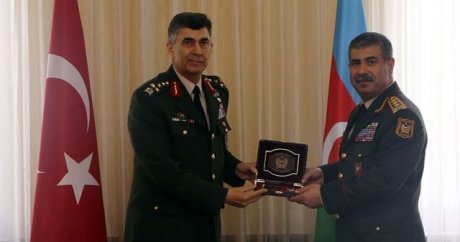 Azerbaycan Savunma Bakanı, Türk generale madalya taktim etti