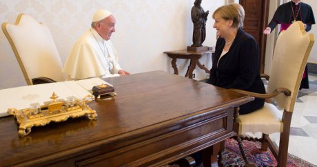 Papa Franciscus’un Merkel’den isteği