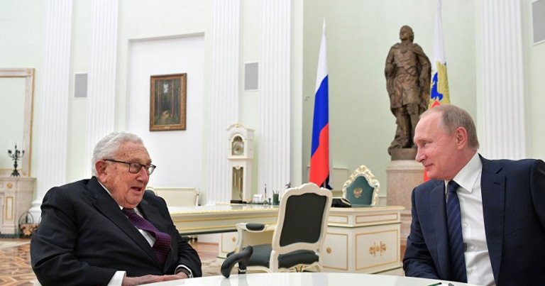 Putin, Kremlin’de Kissinger’la bir araya geldi- VİDEO