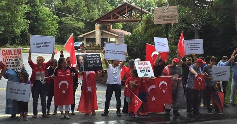 ABD’de idam sloganları: Gülen protesto edildi- VİDEO