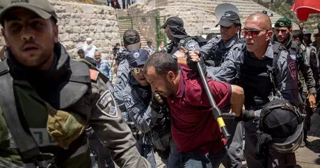 İsrail polisi Mescid-i Aksa’ya çıkan yollarda cemaate saldırdı – VİDEO