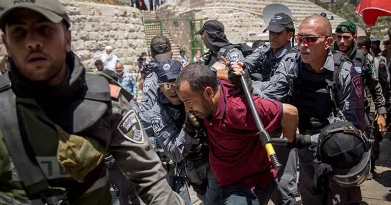 İsrail polisi Mescid-i Aksa’ya çıkan yollarda cemaate saldırdı – VİDEO