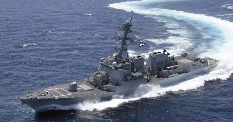 ABD donanması İran gemisine uyarı ateşi açtı