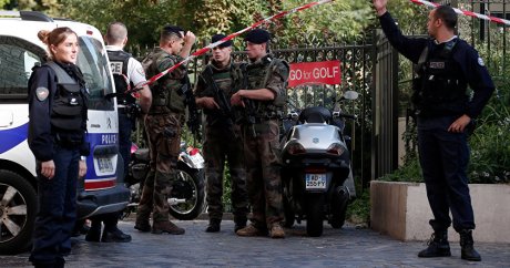 Paris’te bir araç askerlerin arasına daldı – VİDEO+CANLI