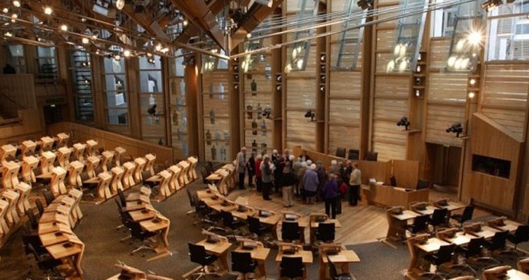 İskoçya Parlamentosu boşaltıldı!
