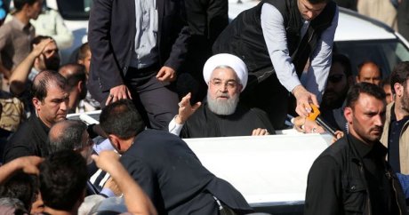 Ruhani deprem bölgesine gitti, hasarın faturasını Ahmedinejad’a kesti