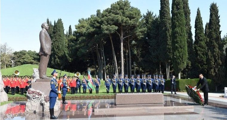 İlham Aliyev Haydar Aliyev’in mezarını ziyaret etti
