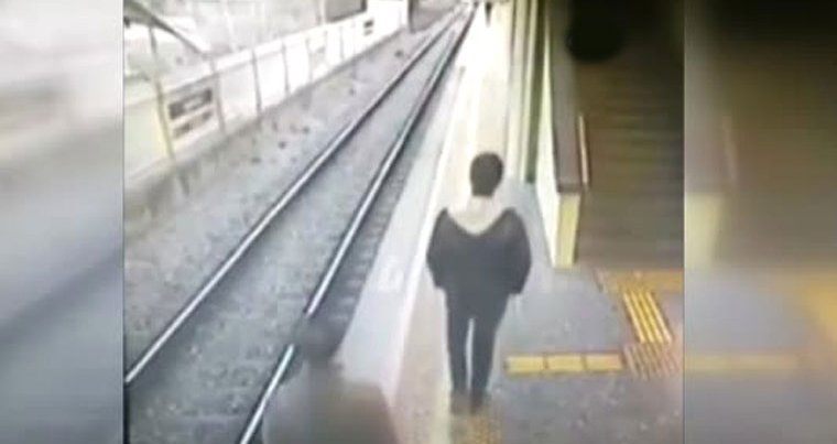 24 yaşındaki genç trenin önüne atladı – VİDEO