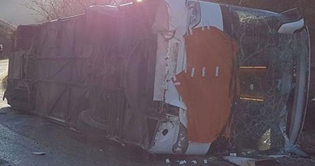 Azerbaycan’a giden yolcu otobüsü Kars’ta devrildi: 30 yaralı