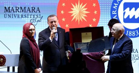 Erdoğan Azeri öğrencinin getirdiği Kur’an-ı görünce…