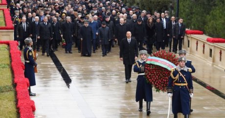 İlham Aliyev, Şehitler Hiyabanı’nı ziyaret etti