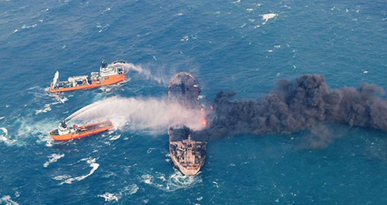 Yanan tanker uluslararası sularda sürükleniyor