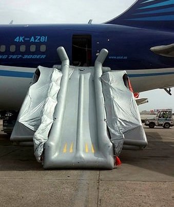 Azerbaycan Havayolları’na ait uçakta patlama