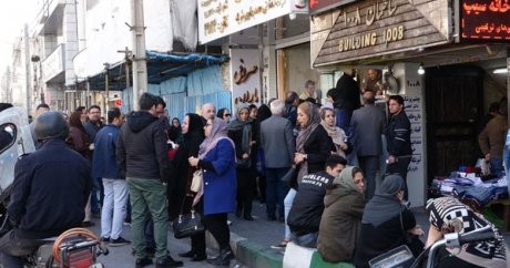 İran karıştı: Halk döviz bürolarına akın etti