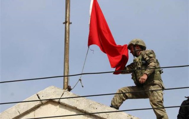 Afrin’e Türk bayrağı dikildi: Askerin 18 Mart mesajı