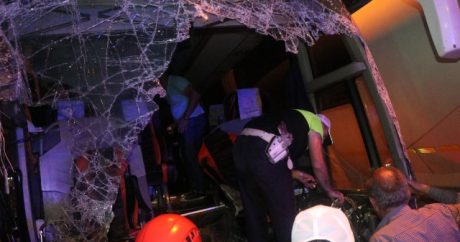 Yolcu Otobüsü TIR’a Çarptı: 1 kişi hayatını kaybetti, 17 yaralı