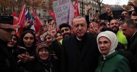 Paris’te Cumhurbaşkanı Erdoğan’a insanlar sevgisini böyle gösterdi