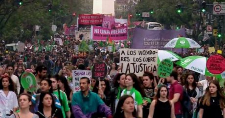 Arjantin’de tecavüzü protesto eden kadınlar ceset poşetleriyle kendini binaya astı
