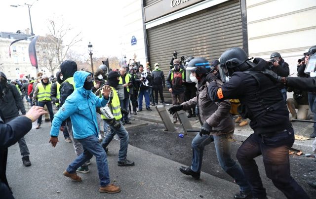 Sarı Yelekliler’in Fransa’daki protestolar ağırlaştı: Binden fazla gözaltı, 135 yaralı