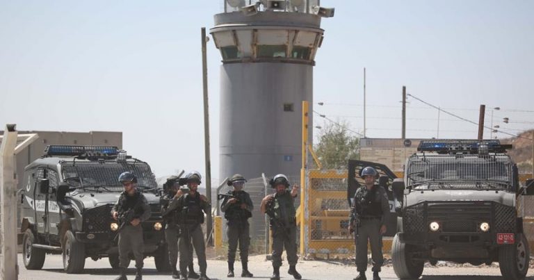 İsrail güçleri 100 Filistinli mahkumu yaraladı