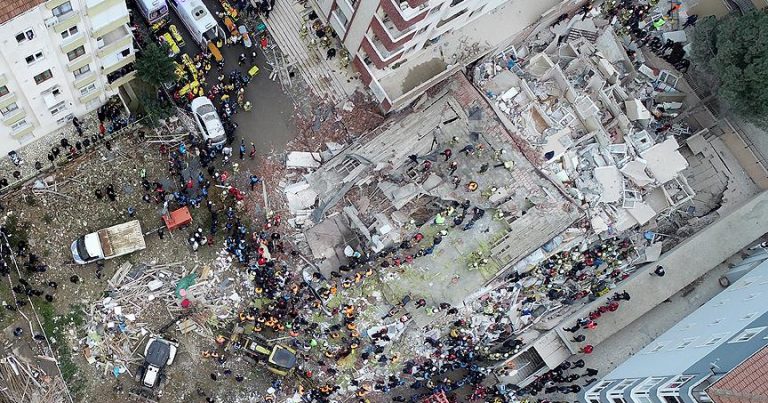 Kartal’da çöken binada 2 kişi öldü, 6 kişi yaralı kurtarıldı