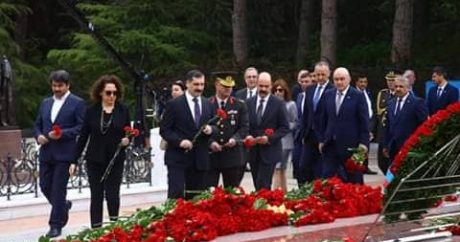 Türkiyeli İşadamları Haydar Aliyev`in mezarını ziyaret ettiler