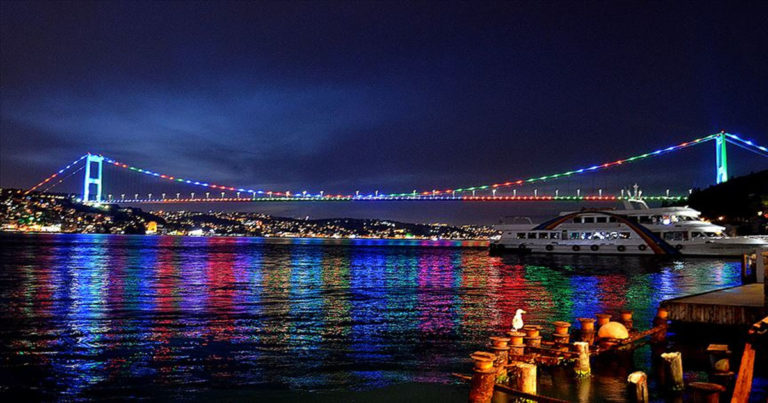İstanbul köprüleri Azerbaycan bayrağı renklerine büründü
