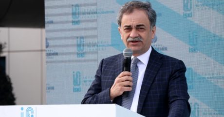 İstanbul Büyükşehir Belediyesi Genel Sekreteri yardımcılarıyla birlikte istifa ettiğini açıkladı
