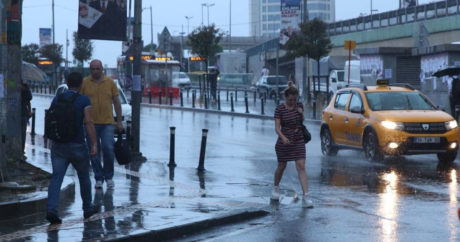 İstanbul`da sağnak yağış hayatı olumsuz etkiledi