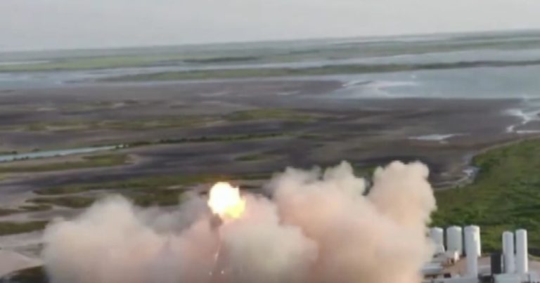 SpaceX’e ait uzay aracı kalkış öncesi alev aldı